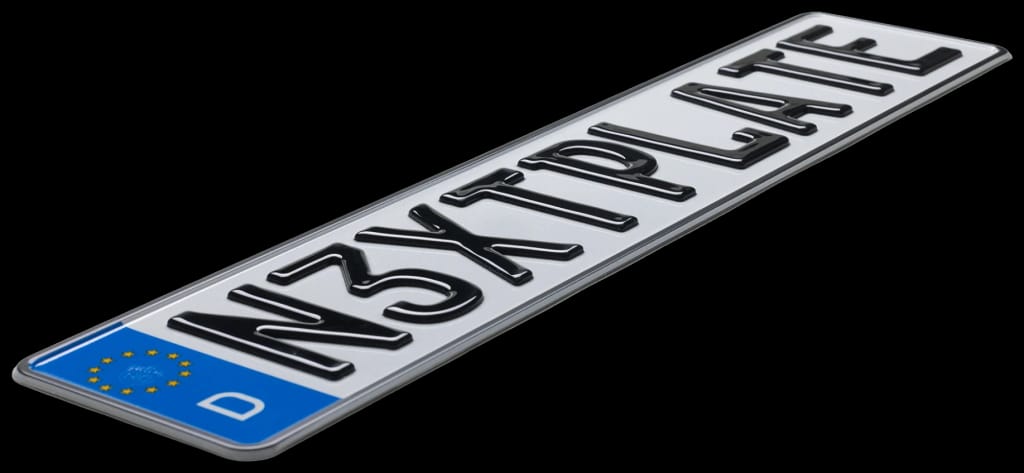 3D-Kennzeichen aus Aluminium, schräg von vorn fotografiert