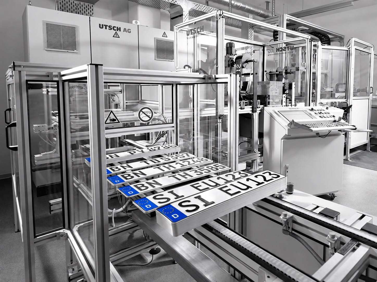 Geprägte Kennzeichen mit blauen EU-Feldern in der automatisierten Fertigungsanlage